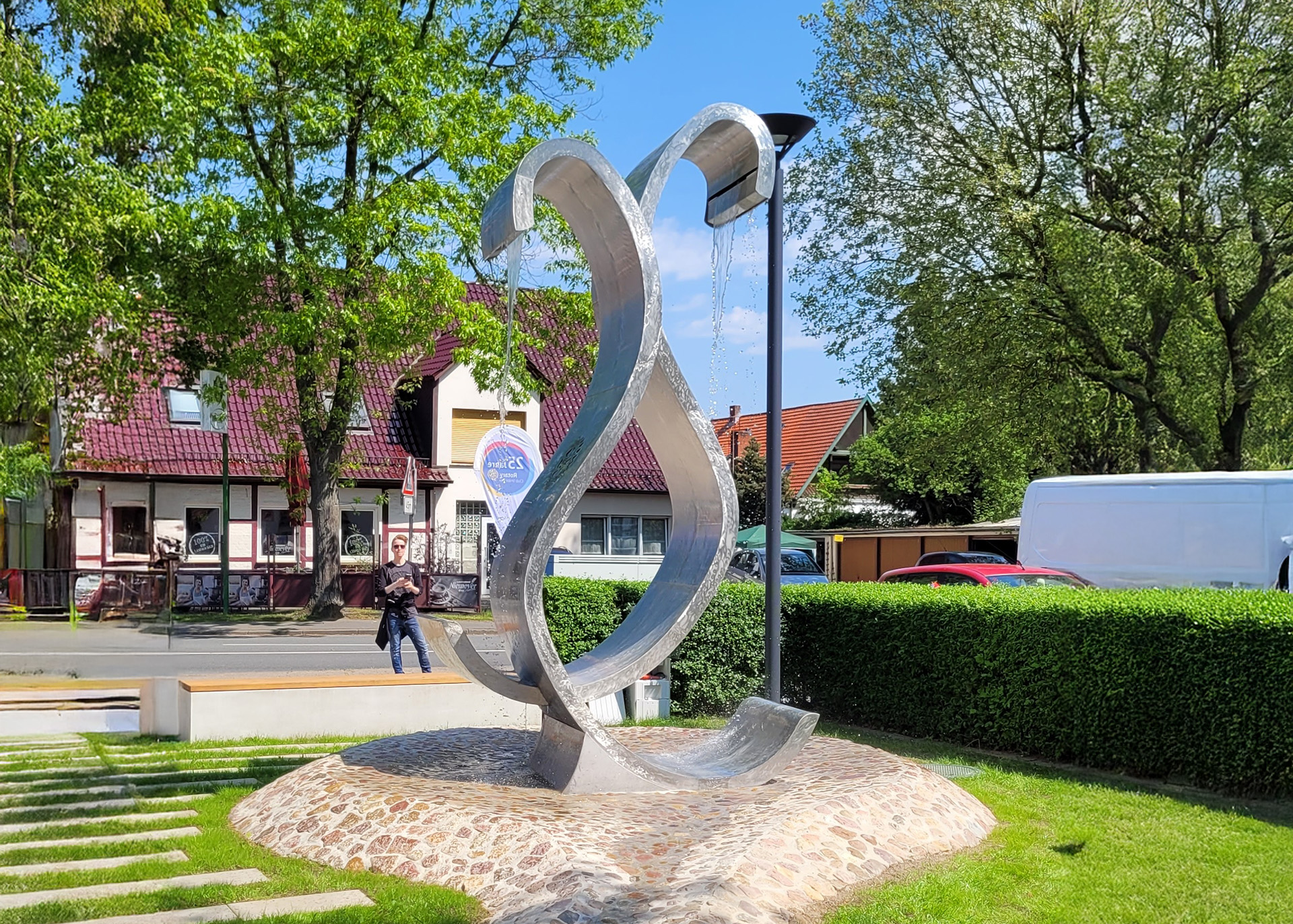 Die Brunnenskulptur „Wave“ in Stolzenau